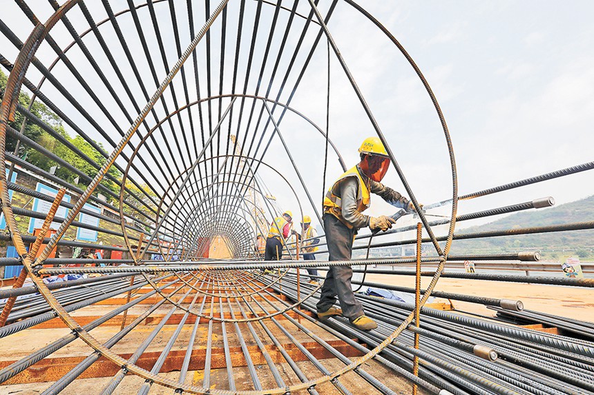 四月三十日，市域铁路跳磴至江津线过江段，中建六局建设工人正在进行大桥主塔钢筋笼焊接。记者 罗斌 摄/视觉重庆