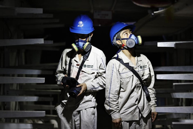 5月1日，国网重庆市南供电公司员工正在南岸区二塘电缆隧道开展特巡。龚超摄