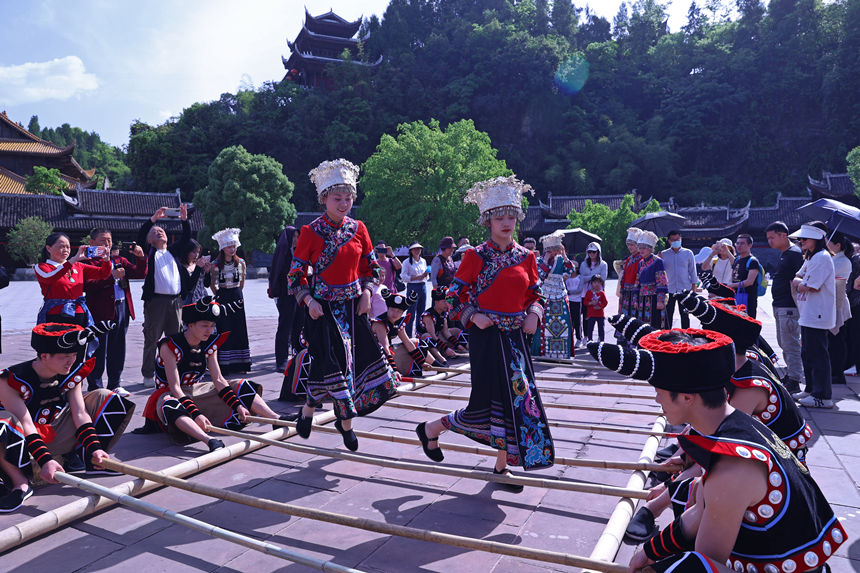 在蚩尤九黎城景区，传统的竹竿舞吸引游客参与其中，乐享假日快乐。赵勇摄