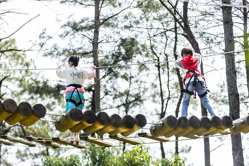 5月1日，巴南区云篆山旅游风景区，游客参加丛林探险项目，享受快乐“五一”。通讯员 刘纪湄 摄/视觉重庆