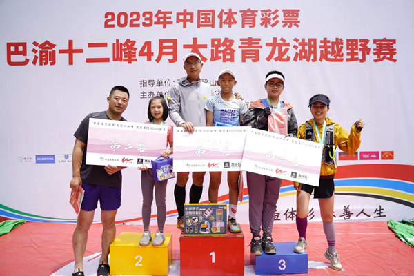 獲獎選手領獎。活動主辦方供圖