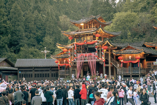 游客在酉州古城观看歌舞表演。酉阳旅投供图