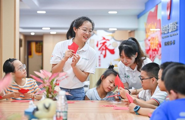 重慶醫科大學青年志願者赴社區青少年之家開展志願服務活動。西部（重慶）科學城供圖
