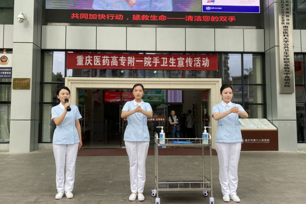 医务人员现场演示洗手步骤。刘林杰摄