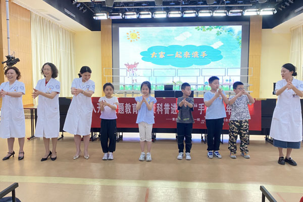 医务人员带领小朋友共同演示正确洗手步骤。刘林杰摄