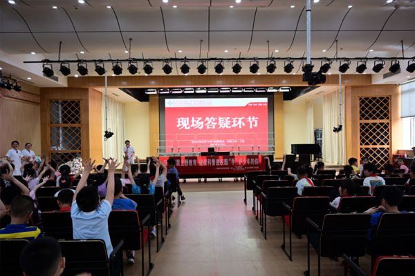 医务人员现场解答小朋友的健康疑问。重庆医药高专附一院供图