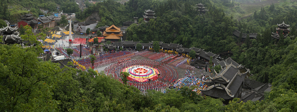 万人共跳踩花山。彭水县融媒体中心供图