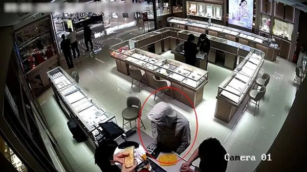 男子蒙面在商场买黄金。警方供图