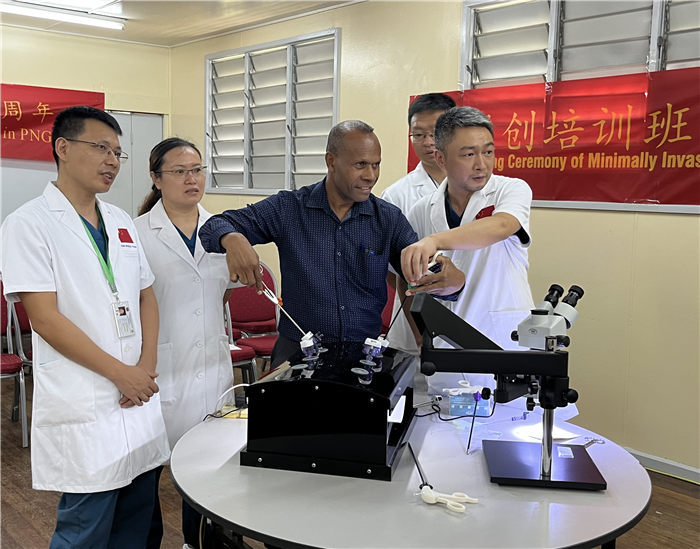 医疗队开展微创外科技术培训。重庆市卫健委供图