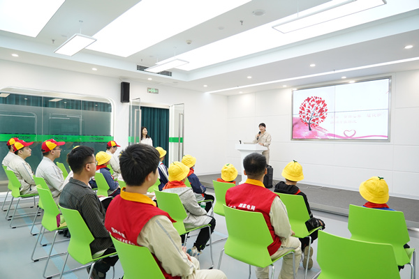 5月9日，渝東北片區小學生代表在萬州區，與國家電網志願者一起回顧國網重慶市電力公司歷年“春苗之家”建設成果。黃凌霜攝