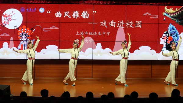 重庆大学师生把川剧送进上海中小学。重庆大学供图