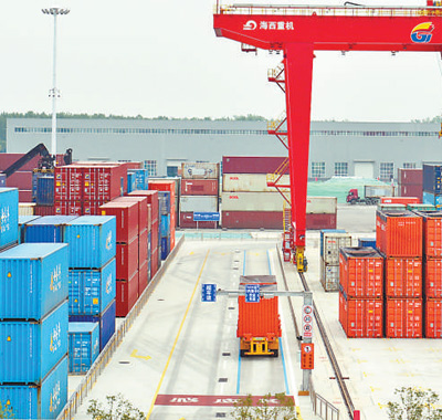 5月10日，依托京杭运河的山东济宁港航龙拱港，智能化码头自动化轨道正在进行卸载作业。 本报记者 陈 斌摄