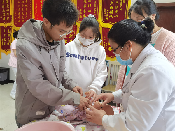 父母学习给婴儿洗澡。重庆大学附属江津医院供图