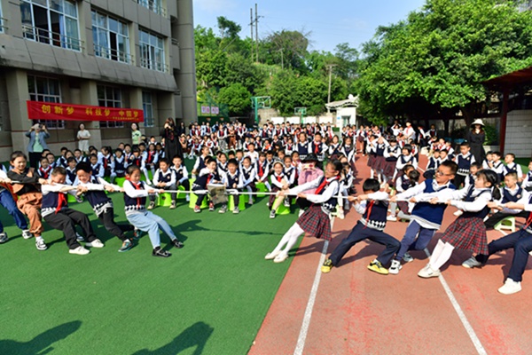 和平小学首届科技节活动现场。王雄摄