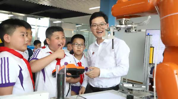兴龙湖小学学生体验操作智能机械手臂。永川区委宣传部供图