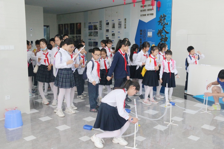 青少年在重庆航天科普基地火箭工厂做实验。渝北区青少年活动中心供图