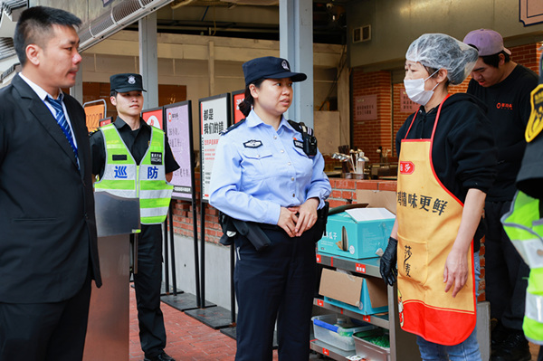 龙洲湾派出所社区民警带队走访商户。巴南区公安分局供图