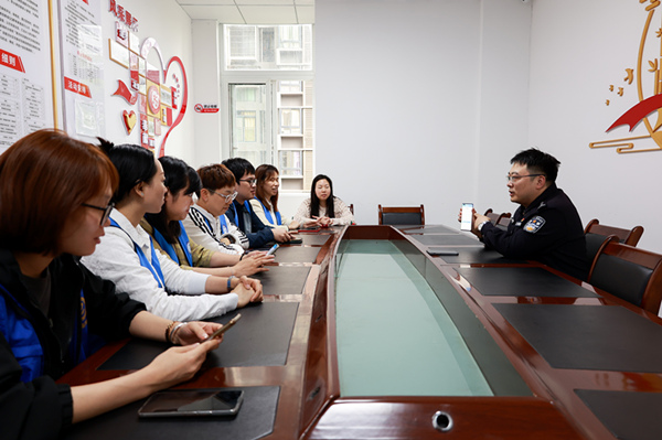 鱼洞派出所社区民警入驻“社区两委“。巴南区公安分局供图