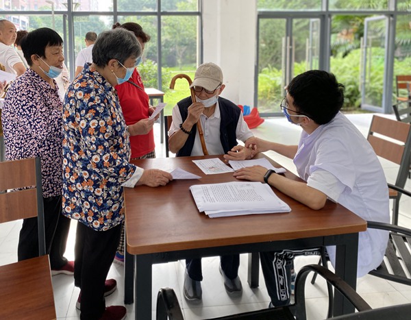 在小區開展健康義診活動。康田智慧服務供圖