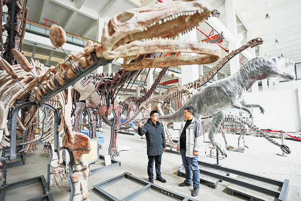 川渝共建古生物與古環境協同演化重慶市重點實驗室，實驗室主任代輝在談論修復還原恐龍的問題。記者 謝智強 攝/視覺重慶