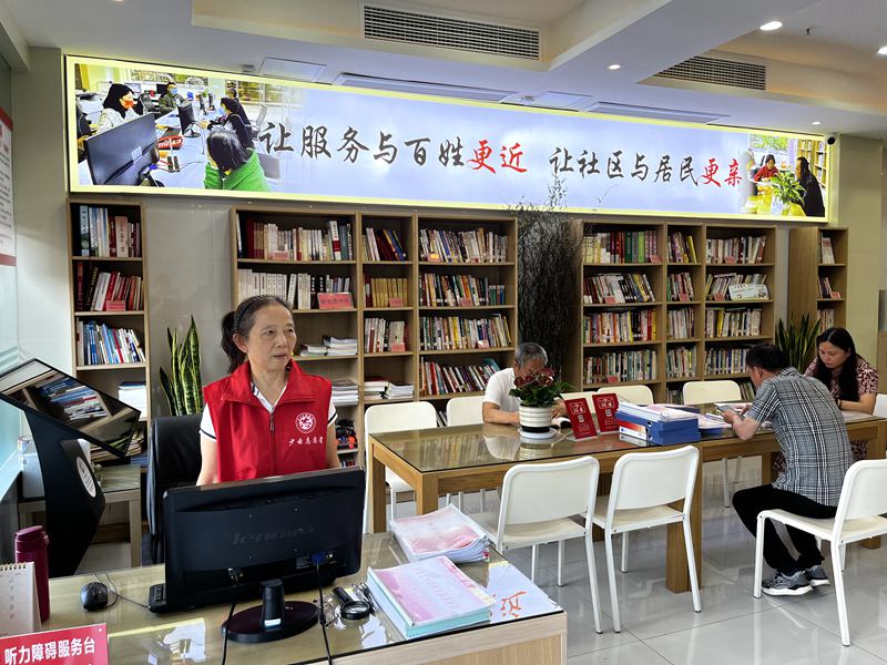 社区图书馆成为了大家常去的休闲场所。蒋海涛摄