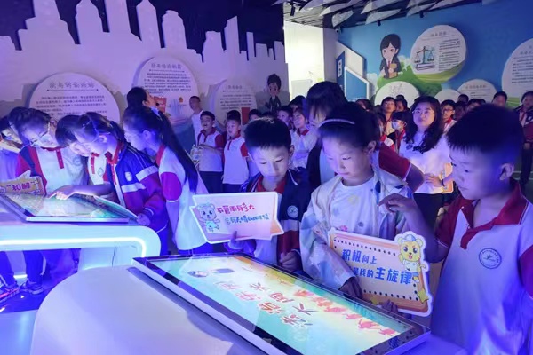 孩子們踴躍參加互動闖關游戲。潼南區委宣傳部供圖