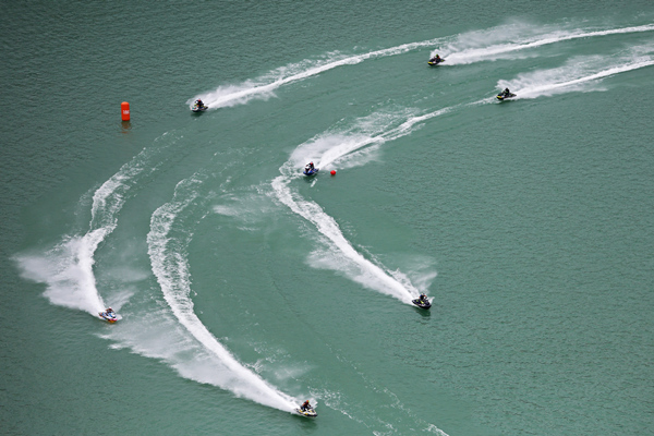 摩托艇赛出速度与激情。彭水自治县融媒体中心供图