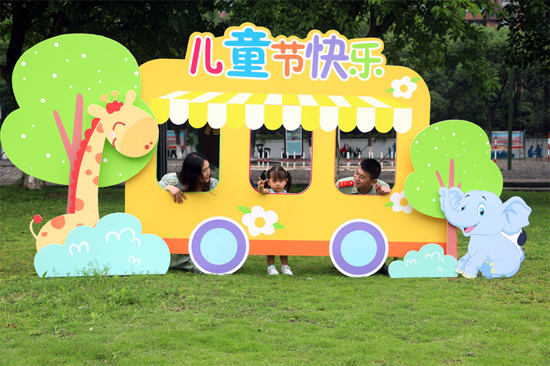 軍娃和軍屬們合影留念。王昊攝
