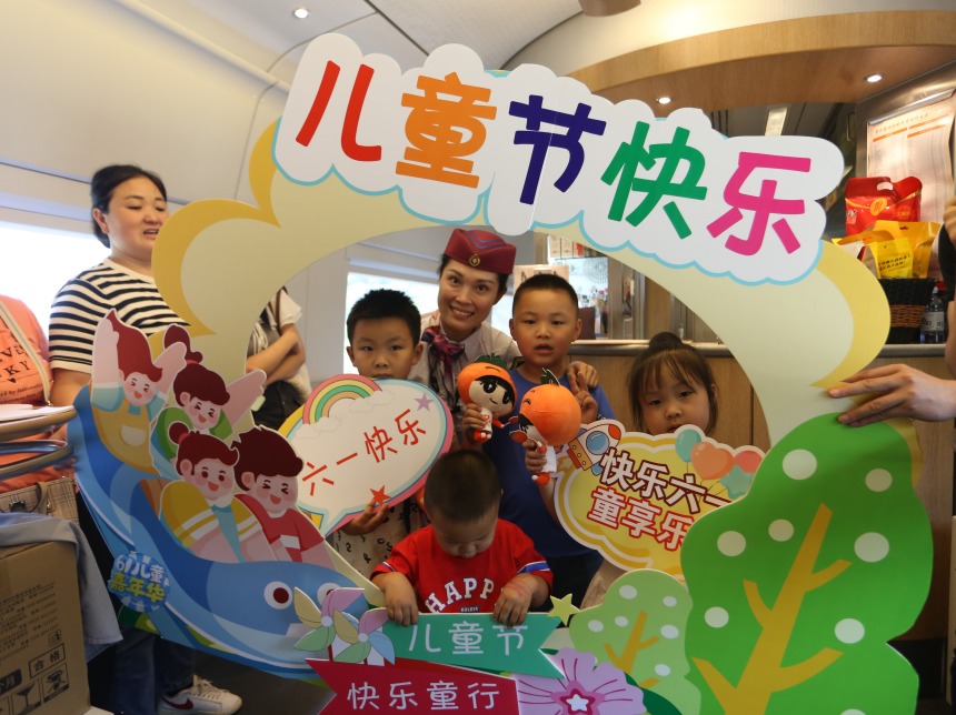 重慶客運段依托“媽媽聯盟”這一公益品牌，在G1339次列車上舉辦“趣味童年”活動。