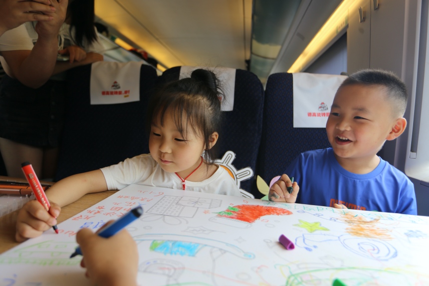 小朋友們在列車上開心的繪畫。陳英攝