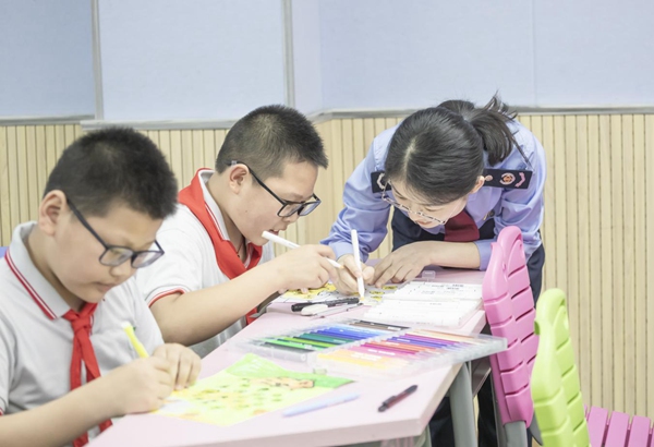 在重慶市中山外國語學校，雲陽縣稅務人員和同學們一起描繪心中的“稅”世界。梁國華攝