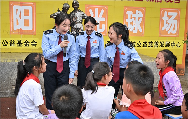重慶市萬州區高升學校五年級1班的孩子們回答稅務“老師”的提問。程全攝
