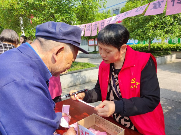 村（社区）志愿者参与社区公共服务。石滩镇供图