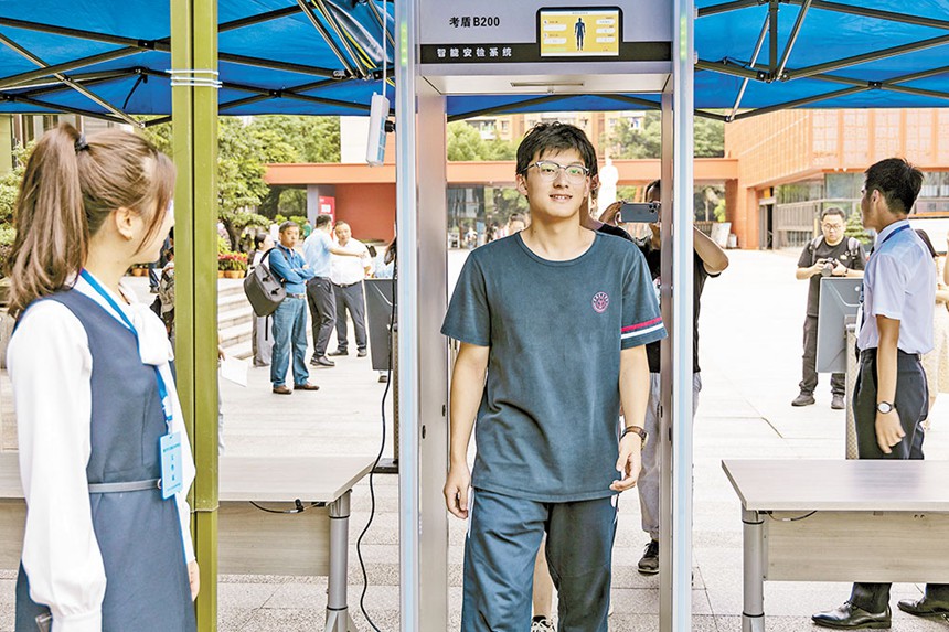 6月6日，九龍坡區謝家灣，重慶育才中學考點，學生們嘗試通過安檢門的智能測試。見習記者 尹詩語 攝/視覺重慶