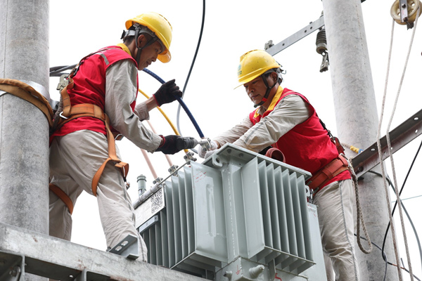 紅岩電小哥新裝變壓器，為鄉村小微企業發展增容。國網重慶市南供電公司供圖