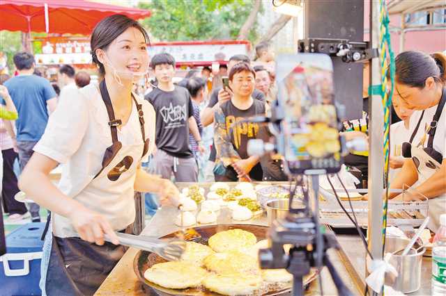 五月一日，民心佳園夜市，李妹妹蔥油餅一如既往地受歡迎。