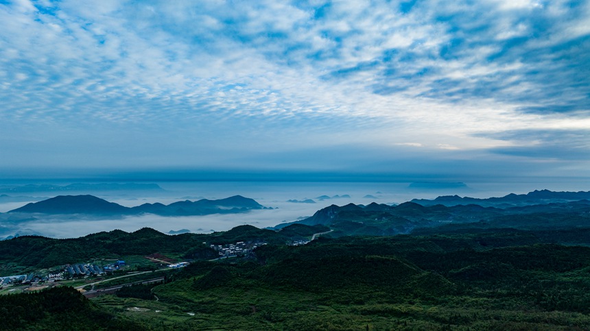 川河蓋景區雲霧繚繞。胡程攝