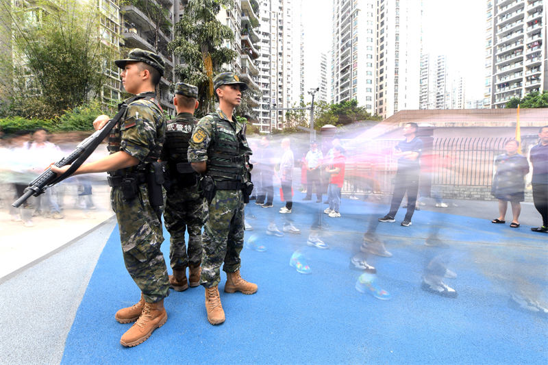 武警执勤官兵在高考考点定点警戒。刘西刚摄