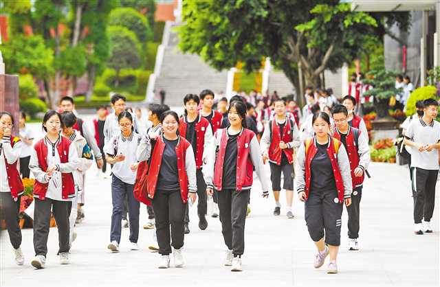 　六月十二日，九龙坡区育才中学考点，考生们完成第一科语文考试后轻松走出考场。 记者 郑宇 摄\视觉重庆