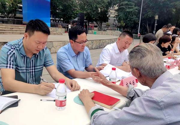 龙山街道接访下访现场。 李波摄