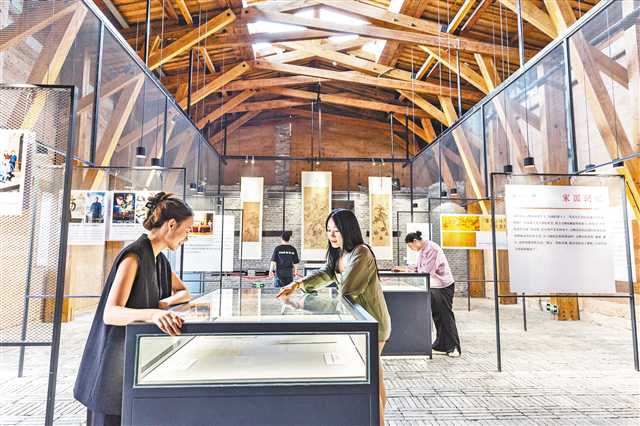 六月十日，在重慶市南岸區，游客在重慶故宮文物南遷紀念館展廳內參觀。  新華社發