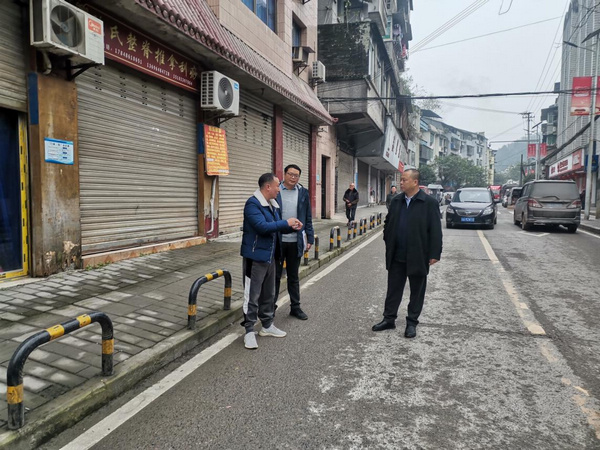 镇党委副书记、镇长罗庆远开展地勘选址“马路办公”。姜家镇供图