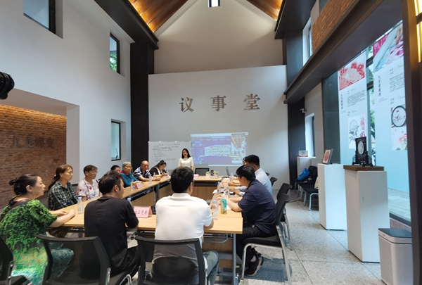 6月15日，民主村社區居民代表與物業、城市更新公司工作人員就規范停車開展議事協商。重慶市民政局供圖