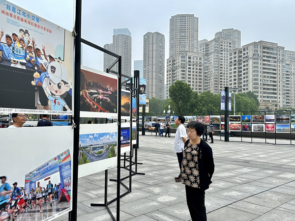 市民观展。邹乐摄