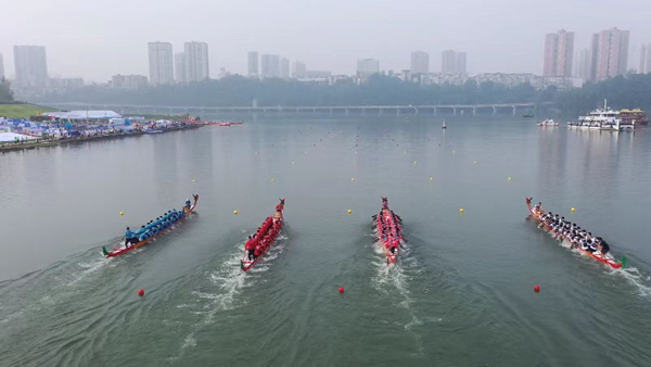 2023年重庆市第三届龙舟公开赛(潼南站)比赛现场。潼南区委宣传部供图