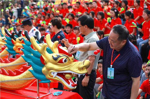 会嘉宾为龙首“点睛”。熊伟摄
