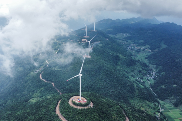 麒麟风电场矗立在高山。黔江区委宣传部供图