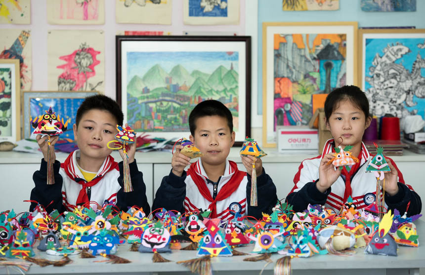 學生展示自制香包。康庄美地小學供圖