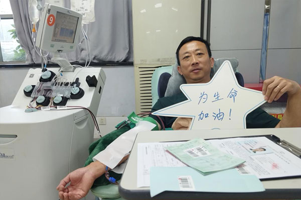 张金鑫正在献血。重庆市血液中心供图