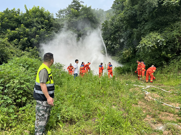铁山坪街道开展森林防火现场扑救应急演练活动。官敏摄